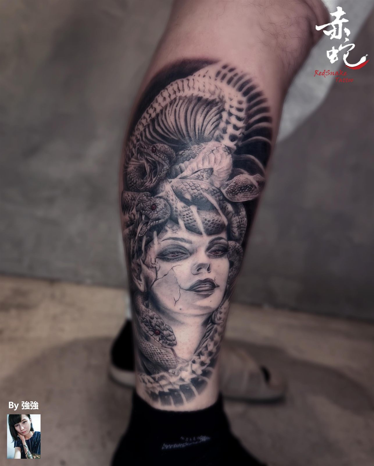 強強 台中女刺青師 寫實 / 腳 / 黑白 刺青作品 RedSnake Tattoo