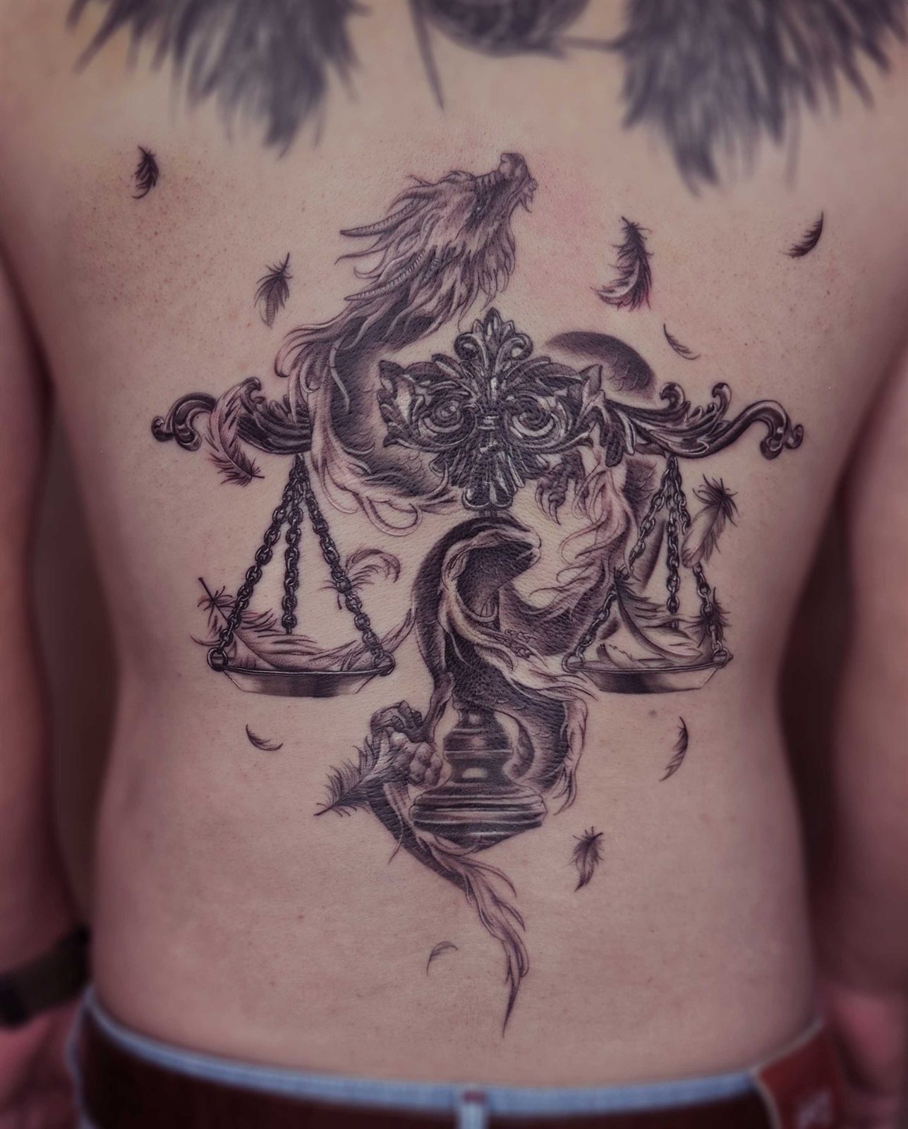 強強 台中女刺青師 寫實 / 背 / 黑白 刺青作品 RedSnake Tattoo